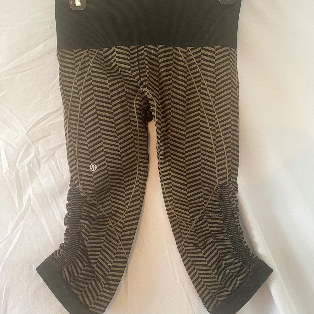 Lululemon Green/Black Capri Pant